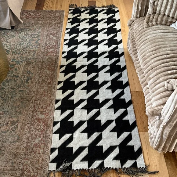 All Saints Spitalfields Black and White Houndstooth wool scarf or throw - Picture 6 of 6